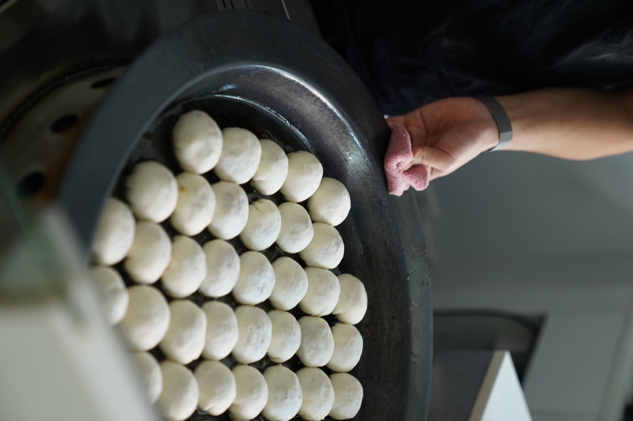 Chảo gang chiên bánh bao, đáy vàng giòn