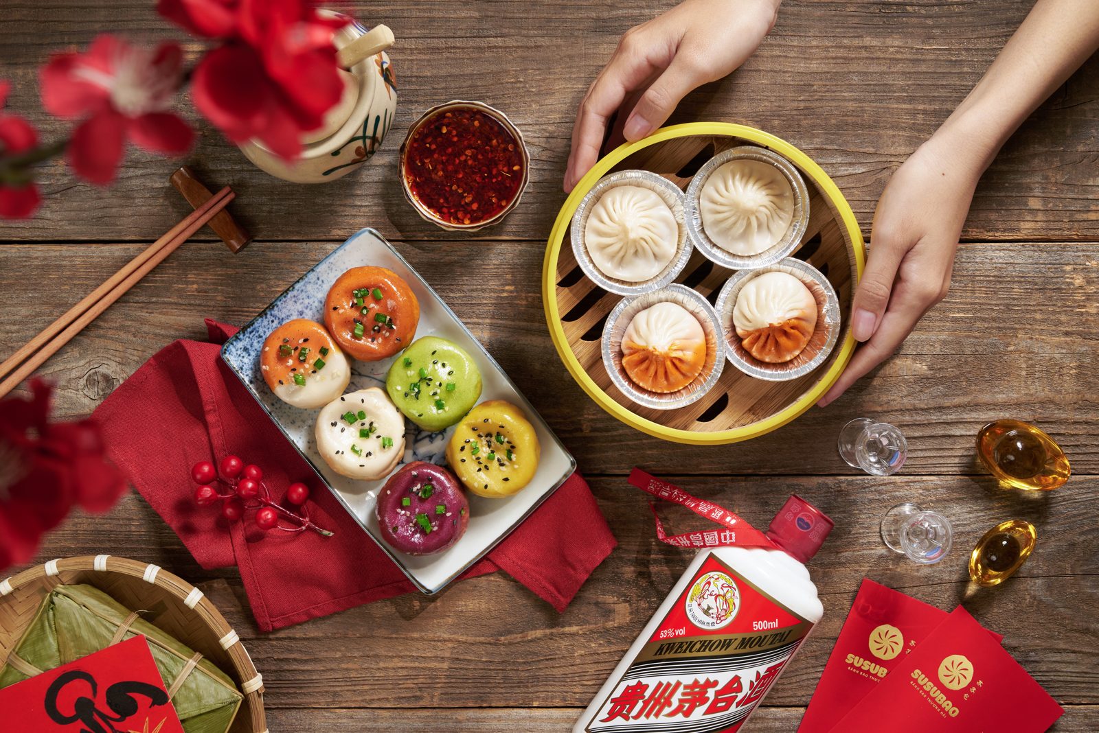 Mâm bánh bao Thượng Hải nhiều màu và tiểu long bao trong xửng — bày kiểu Tết